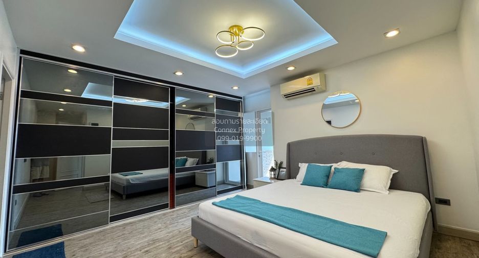For sale 3 bedrooms condo in Huai Khwang, Bangkok