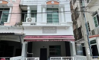 For sale 3 bedrooms townhouse in Wang Thonglang, Bangkok