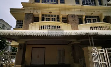 À vendre 4 chambres maison de ville à Taling Chan, Bangkok
