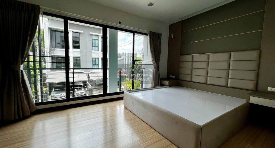 For sale 3 bedrooms townhouse in Lak Si, Bangkok
