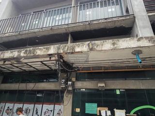 For sale 3 bedrooms retail Space in Khlong Toei, Bangkok