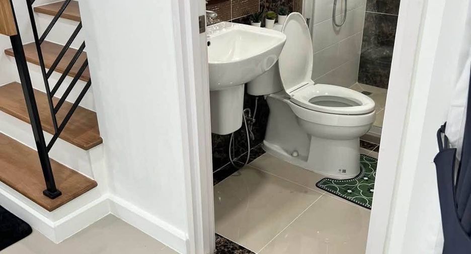 Haus zur Miete mit 4 Zimmer in Prawet, Bangkok