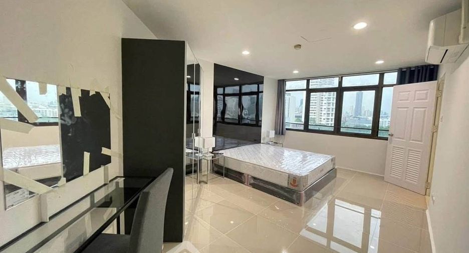 For rent 3 bedrooms condo in Watthana, Bangkok