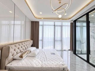 For rent 5 bedrooms condo in Huai Khwang, Bangkok
