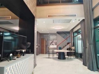 For rent 4 bedrooms house in Phra Khanong, Bangkok