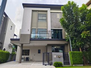 For rent 4 bedrooms house in Phra Khanong, Bangkok