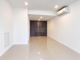 For rent 3 bedrooms townhouse in Mueang Nonthaburi, Nonthaburi