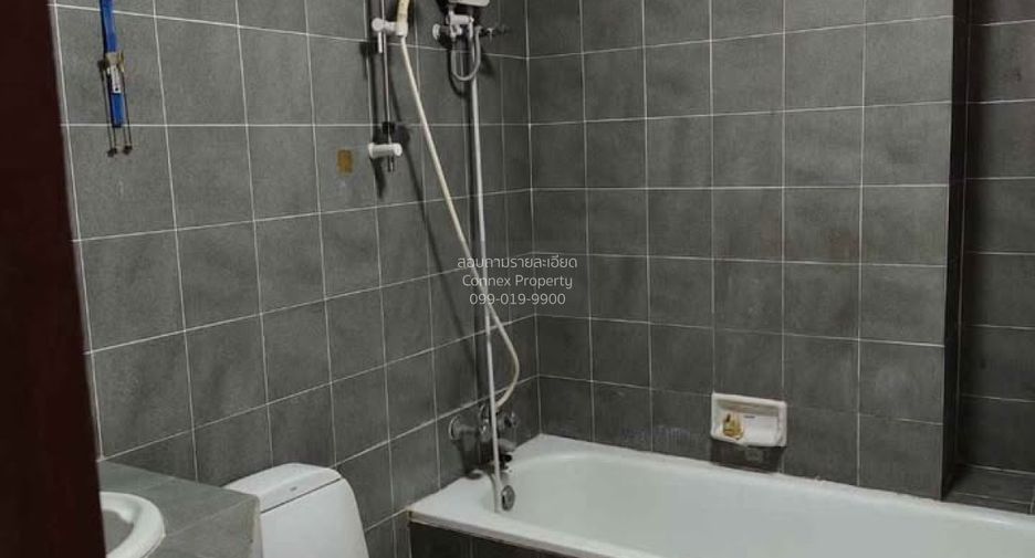 For rent 4 bedrooms townhouse in Wang Thonglang, Bangkok