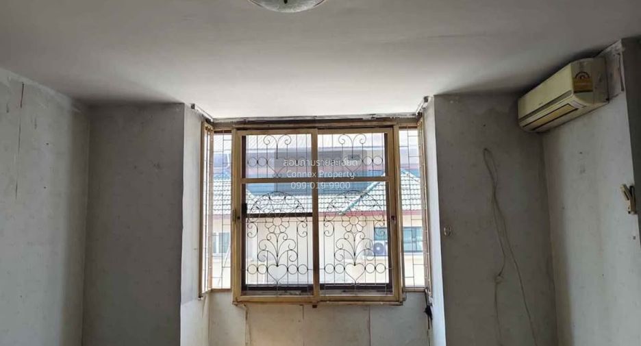 For rent 4 bedrooms townhouse in Wang Thonglang, Bangkok