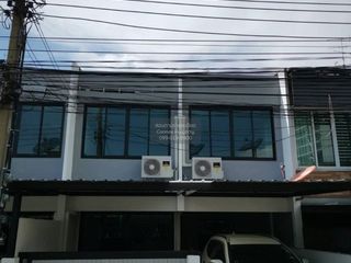 Casa adosada en alquiler de 2 habitaciones en Khlong Toei, Bangkok
