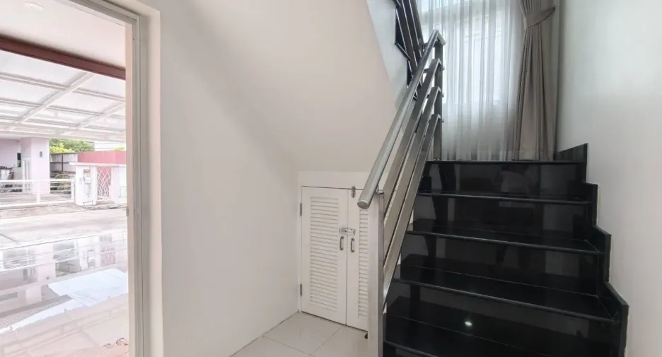 Casa en venta y en alquiler de 3 habitaciones en Saraphi, Chiang Mai