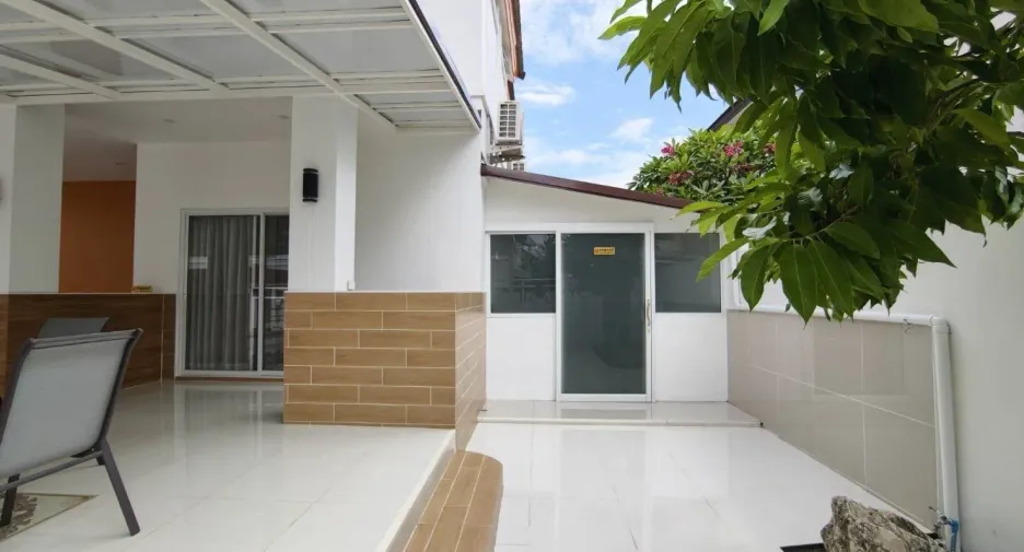 Casa en venta y en alquiler de 3 habitaciones en Saraphi, Chiang Mai