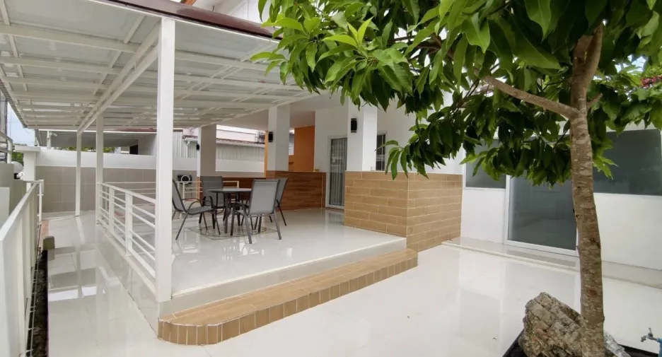 Casa en venta y en alquiler de 3 habitaciones en Saraphi, Chiang Mai