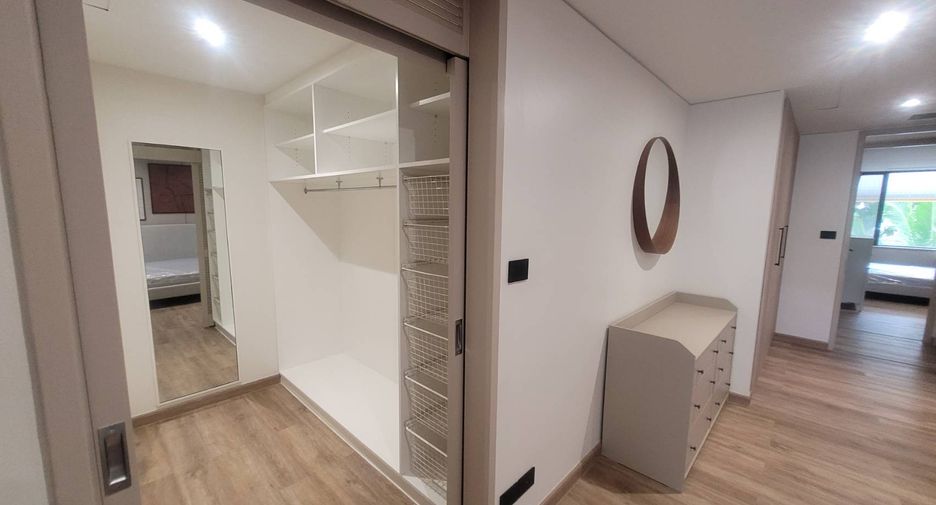 For rent 4 bedrooms condo in Sathon, Bangkok