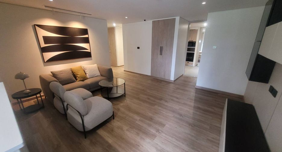 For rent 4 bedrooms condo in Sathon, Bangkok