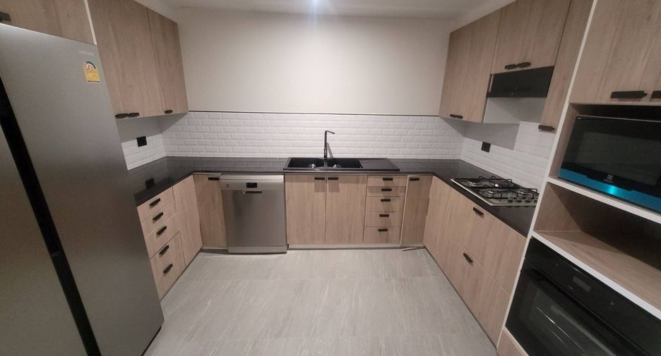 For rent 4 bedrooms condo in Sathon, Bangkok