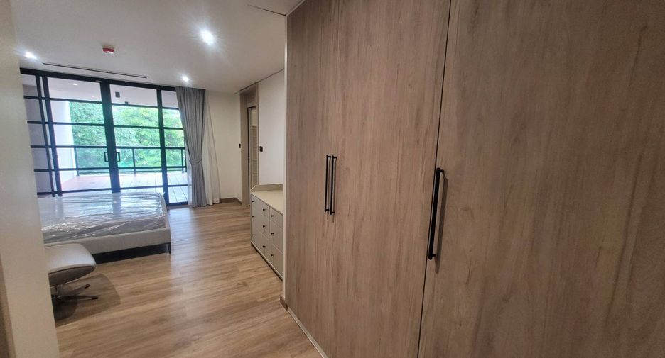 For rent 4 bedrooms condo in Sathon, Bangkok