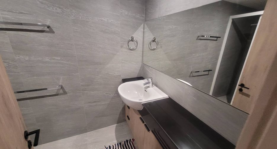 For rent 4 bedrooms condo in Sathon, Bangkok