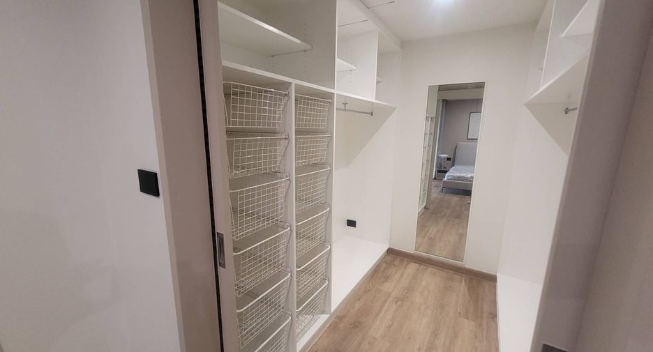 For rent 4 bedrooms condo in Sathon, Bangkok