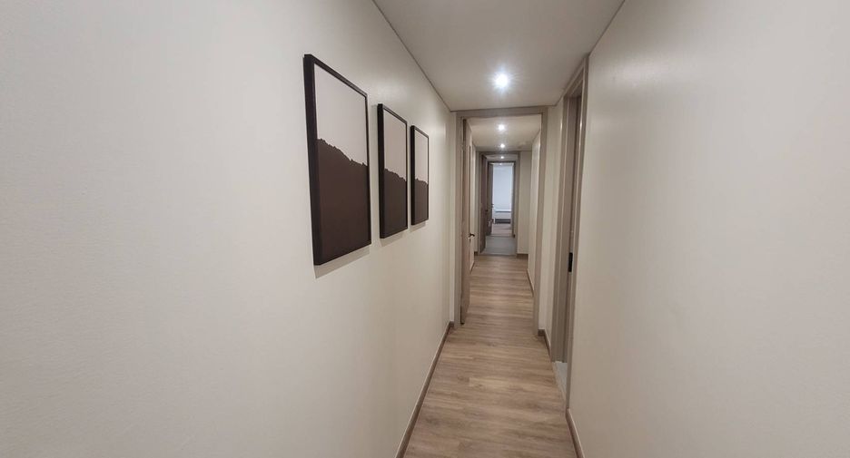 For rent 4 bedrooms condo in Sathon, Bangkok