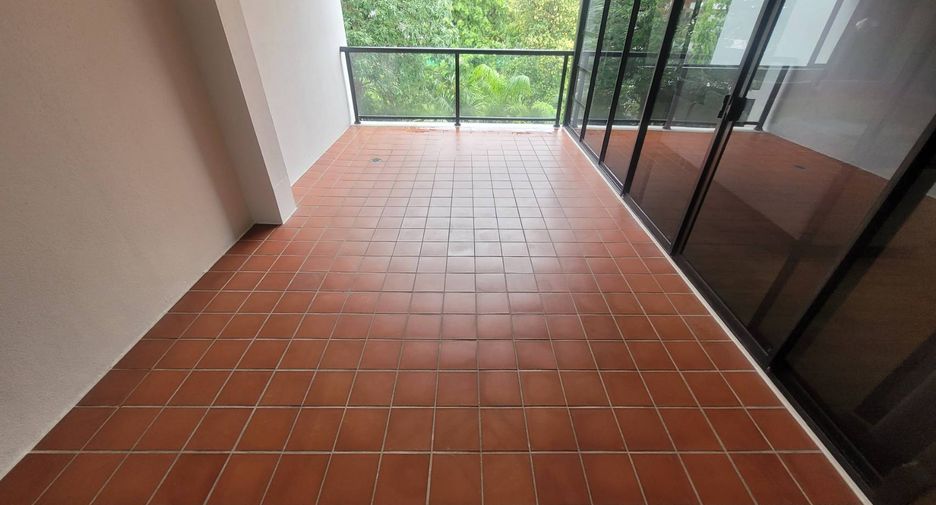 For rent 4 bedrooms condo in Sathon, Bangkok