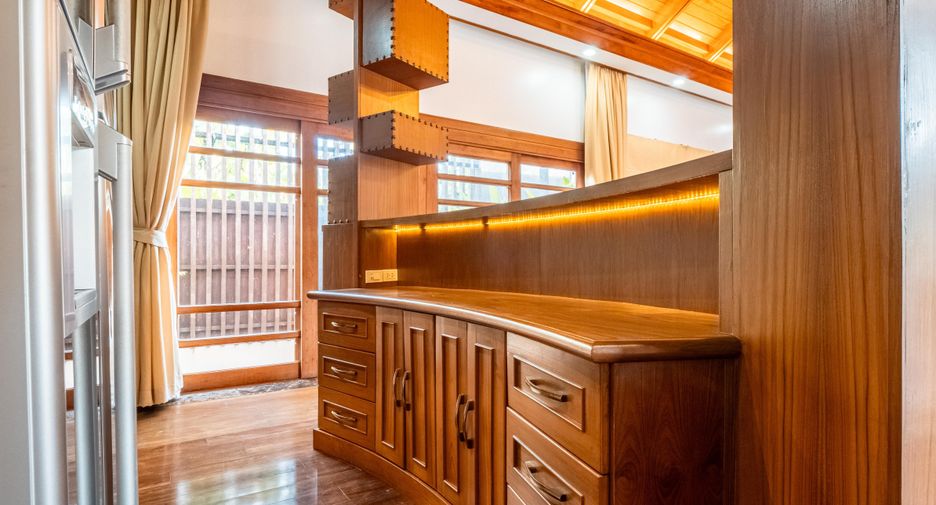 Villa en alquiler de 5 habitaciones en Mueang Phuket, Phuket