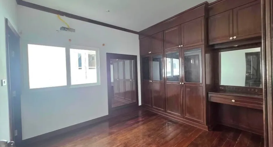 Local comercial en alquiler de 4 habitaciones en Bang Lamung, Chonburi
