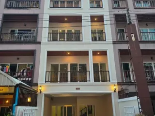 Local comercial en alquiler de 4 habitaciones en Bang Lamung, Chonburi