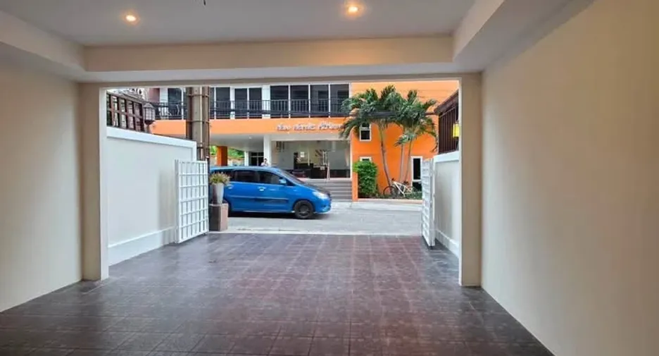 Local comercial en alquiler de 4 habitaciones en Bang Lamung, Chonburi