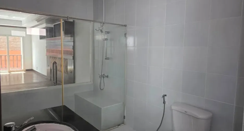 Local comercial en alquiler de 4 habitaciones en Bang Lamung, Chonburi