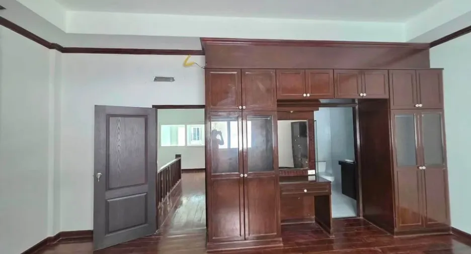 Local comercial en alquiler de 4 habitaciones en Bang Lamung, Chonburi