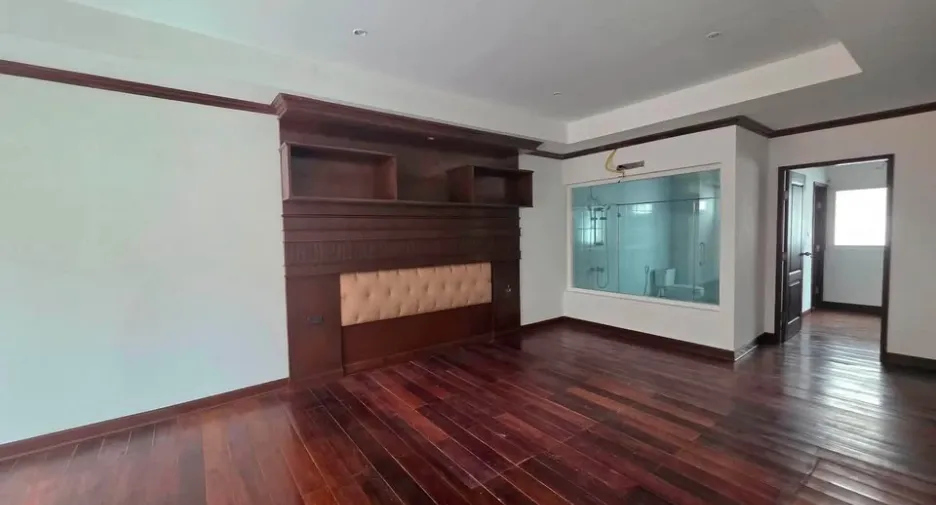 Local comercial en alquiler de 4 habitaciones en Bang Lamung, Chonburi