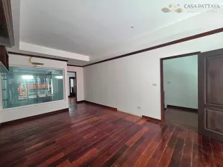 Local comercial en alquiler de 4 habitaciones en Bang Lamung, Chonburi