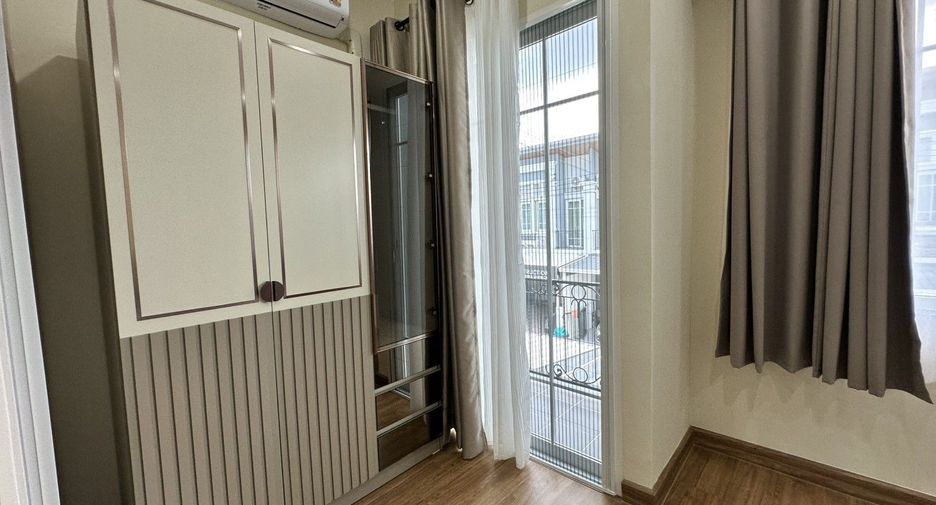 For rent 4 bedrooms townhouse in Mueang Chiang Mai, Chiang Mai