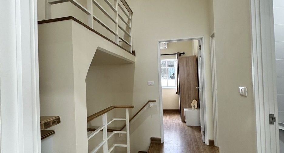 For rent 4 bedrooms townhouse in Mueang Chiang Mai, Chiang Mai