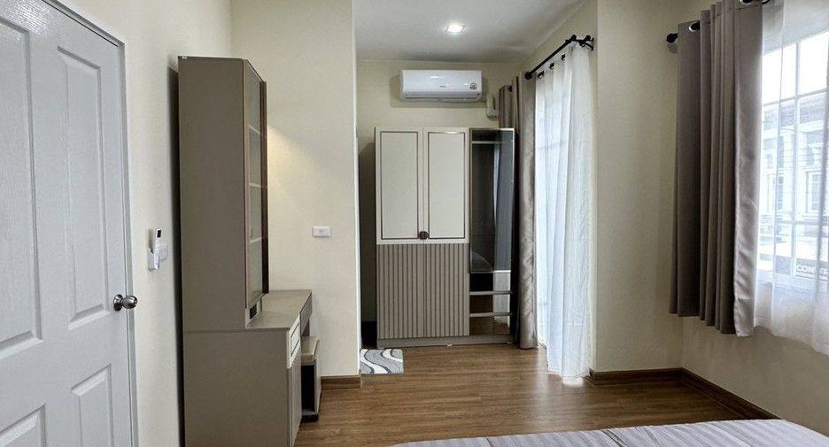 For rent 4 bedrooms townhouse in Mueang Chiang Mai, Chiang Mai