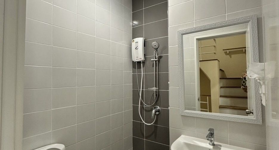 For rent 4 bedrooms townhouse in Mueang Chiang Mai, Chiang Mai