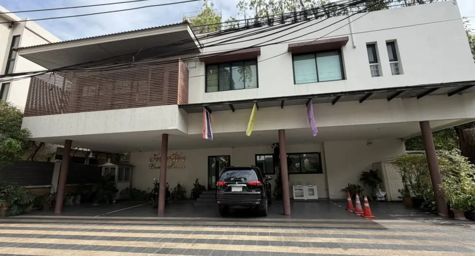 For rent 3 bedrooms villa in Khlong Toei, Bangkok
