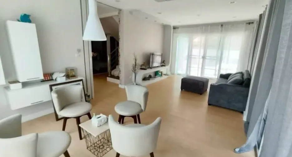 For rent 4 bedrooms villa in Saraphi, Chiang Mai