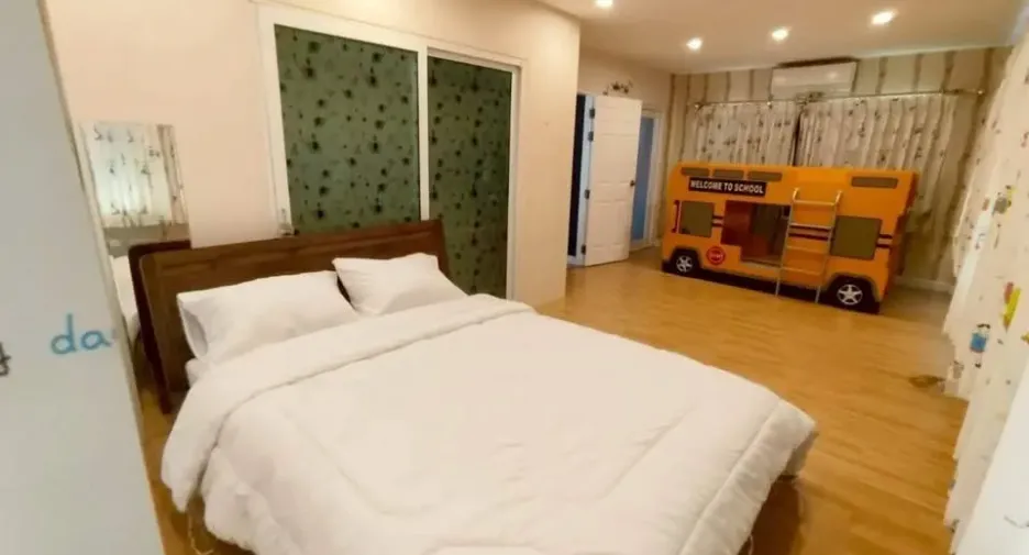 For rent 4 bedrooms villa in Saraphi, Chiang Mai