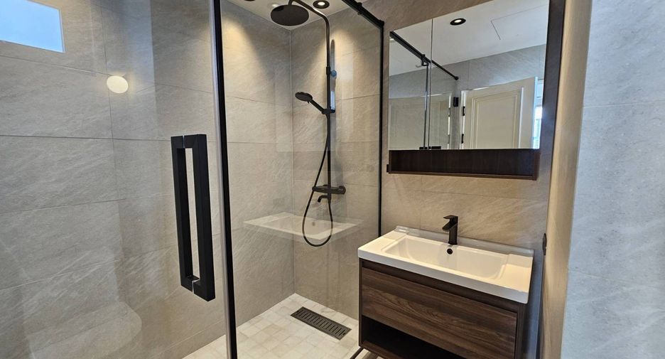 For rent 3 bedrooms condo in Watthana, Bangkok