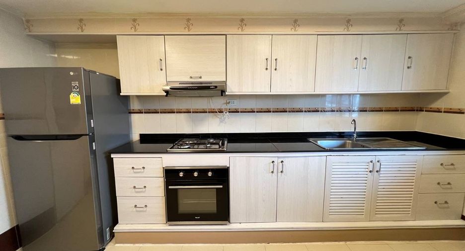 For rent 3 bedrooms apartment in Watthana, Bangkok