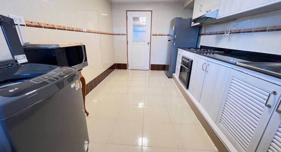 For rent 3 bedrooms apartment in Watthana, Bangkok