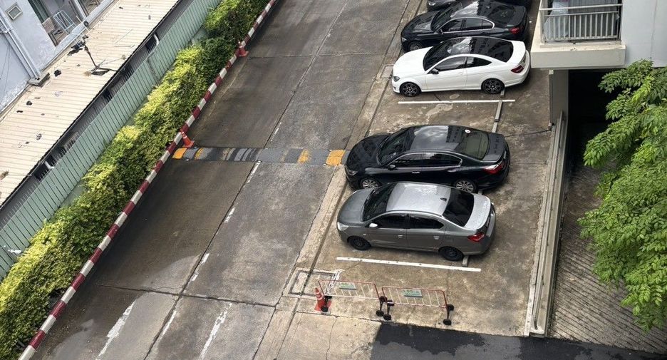 For sale 1 bed condo in Huai Khwang, Bangkok