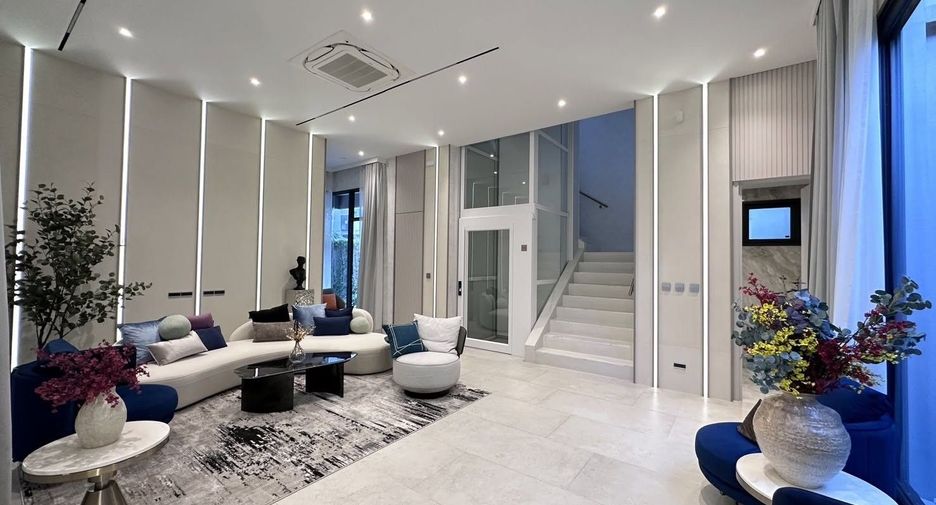 For rent 5 bedrooms house in Suan Luang, Bangkok