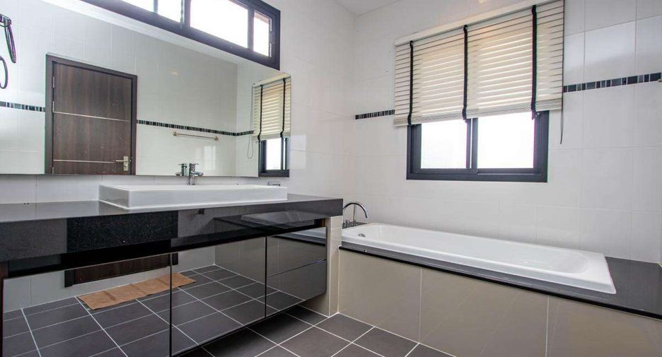 For rent 5 bedrooms house in Saraphi, Chiang Mai