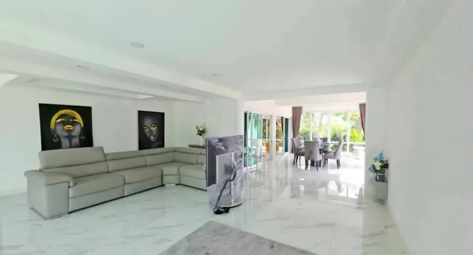 For rent 4 bedrooms house in Huay Yai, Pattaya