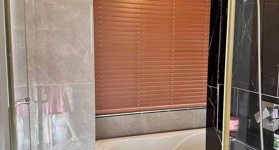 For rent 2 bedrooms condo in Huai Khwang, Bangkok