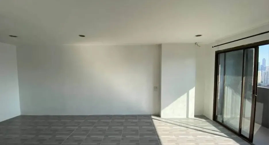 For sale 1 bed condo in Huai Khwang, Bangkok