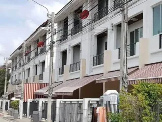 For rent 3 bedrooms townhouse in Chom Thong, Bangkok